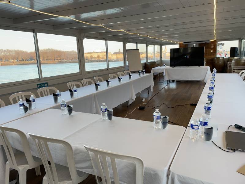 Réserve une salle de réunion équipée pour une réunion de formation sur un bateau à bordeaux en gironde. 