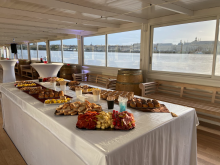 Notre zone d'activité pour ce service Louer la péniche Le Royal pour location salle conférence avec options petit déjeuner, sonorisation, climatisation, salle avec vue